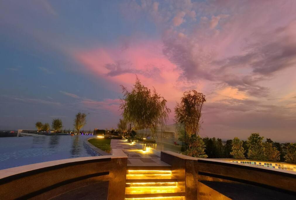 Modern Style Room With Sky Pool 古城边天际泳池公寓 Chiang Mai Exterior photo